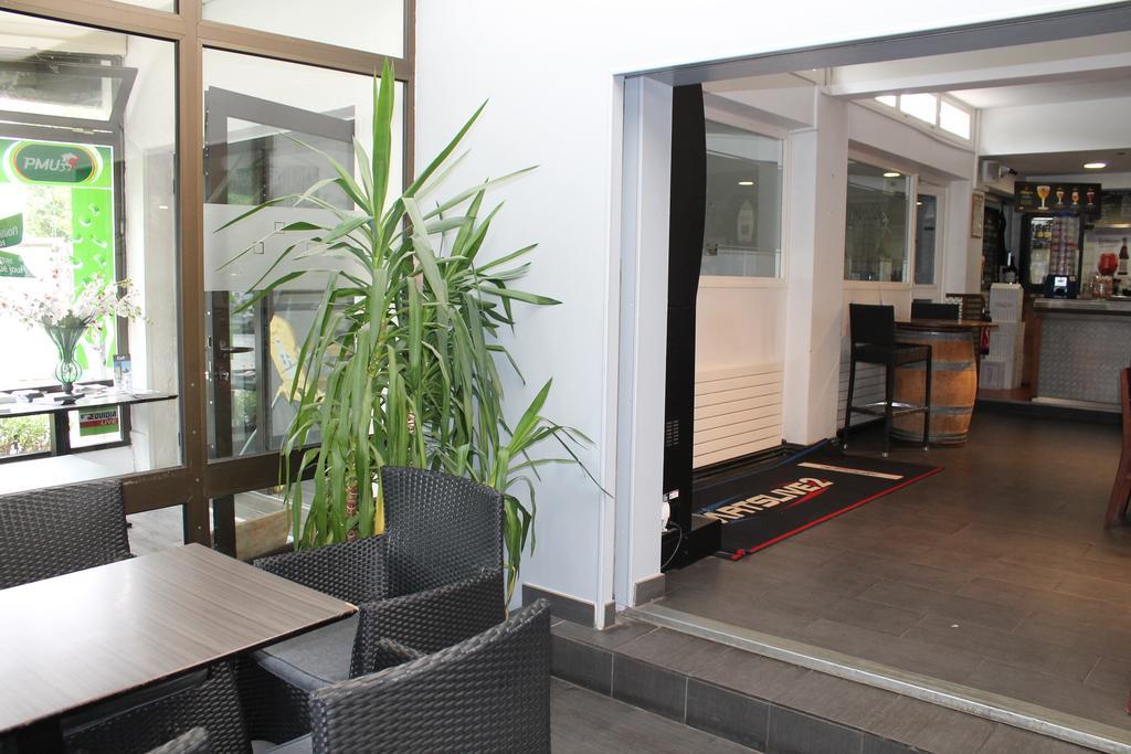 La Hourquie Cafe Hotel Morlaas Ngoại thất bức ảnh
